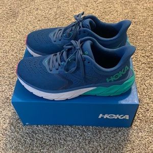 Like NEW Hoka tennis shoes; Women’s Arahi 5